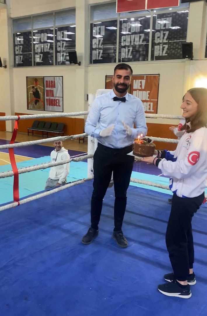 Ringdeki hakeme doğum günü sürprizi! Maç zilini beklerken, doğum günü şarkısı şaşkına çevirdi!