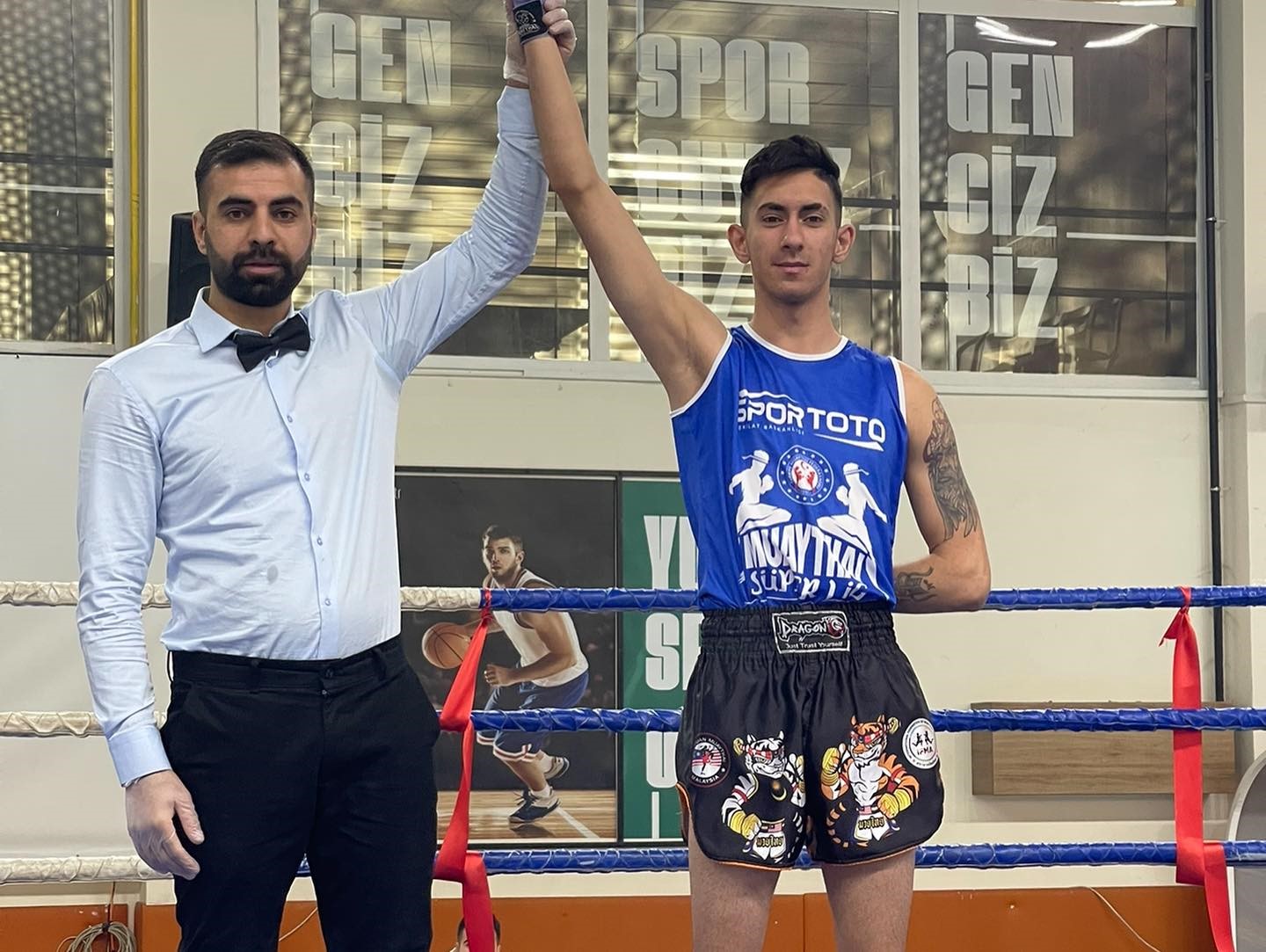 Ringdeki hakeme doğum günü sürprizi! Maç zilini beklerken, doğum günü şarkısı şaşkına çevirdi!