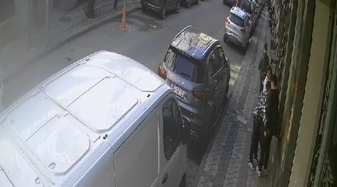 Okuldan çıkan öğrencilerin ugradığı akran gaspı kameralarda!