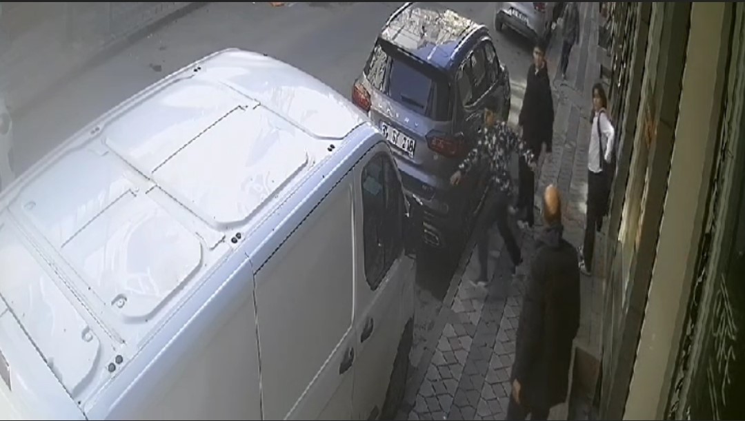 Okuldan çıkan öğrencilerin ugradığı akran gaspı kameralarda!