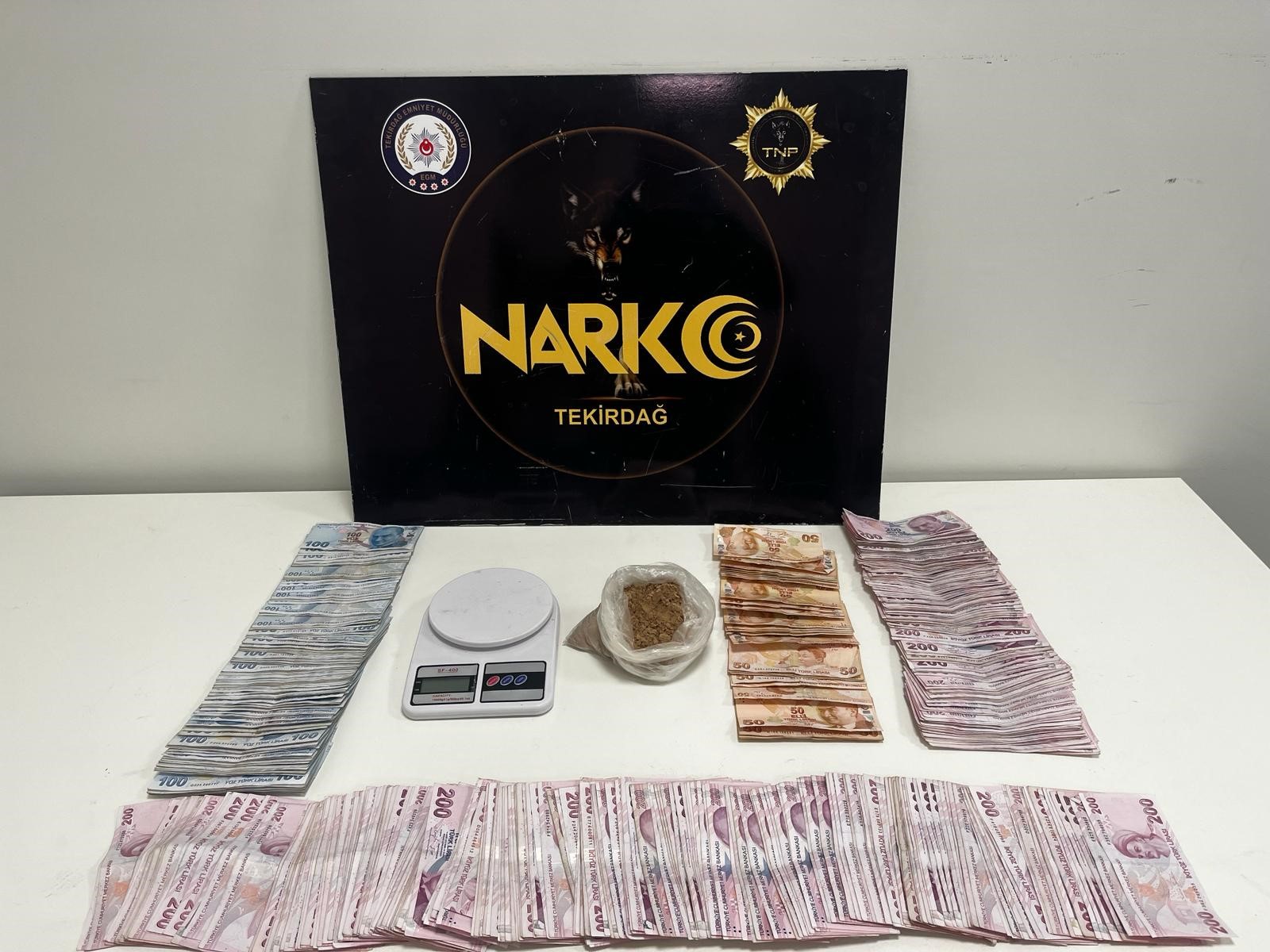 Tekirdağ'da nefes kesen operasyon! 6 ay süren takibin ardından poşet poşet uyuşturucu ile yakalandılar!