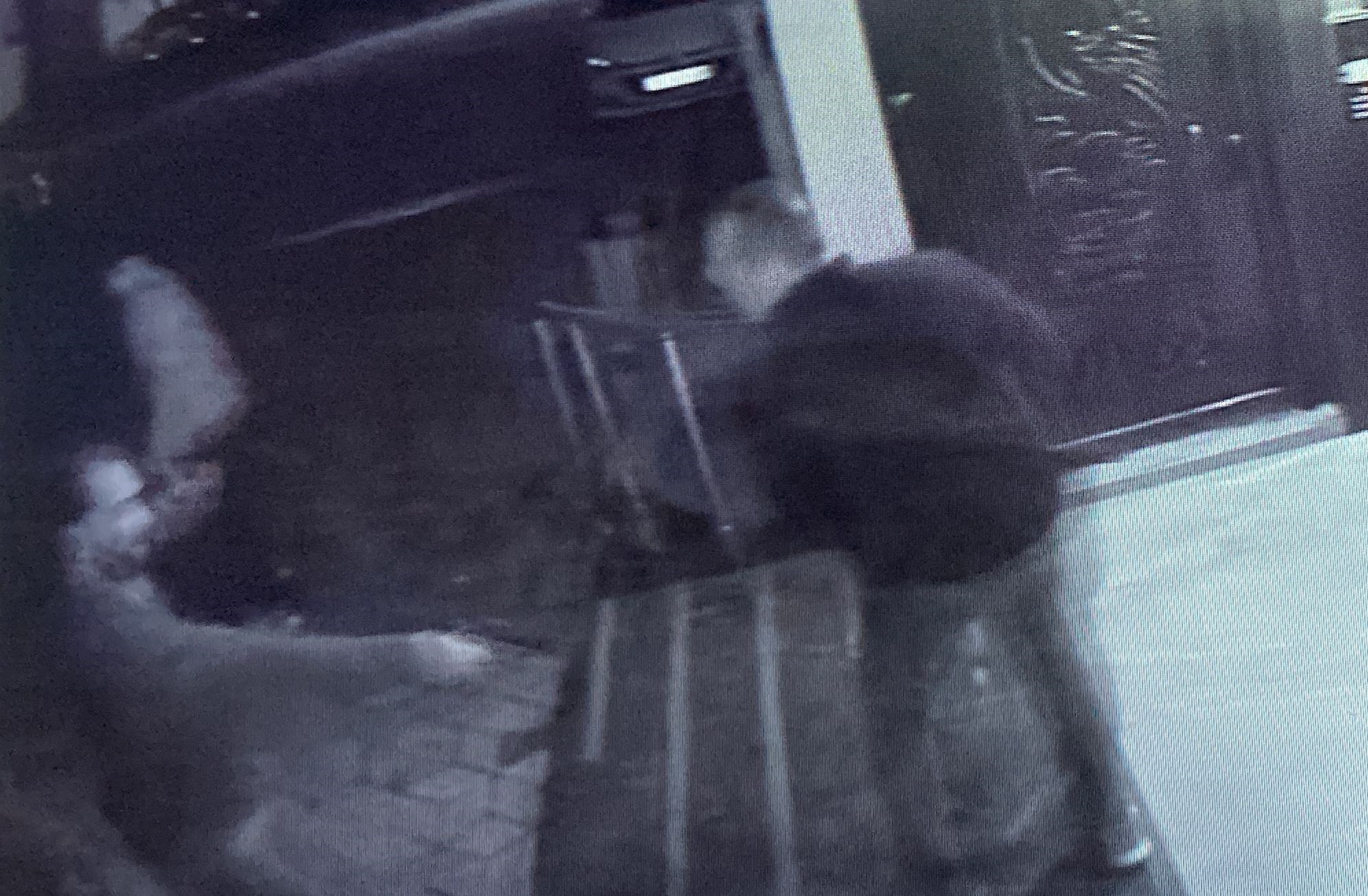 Kendisine hakaret eden komşusuna beylik tabancasıyla kurşun yağdırdı! O anlar kameraya yansıdı