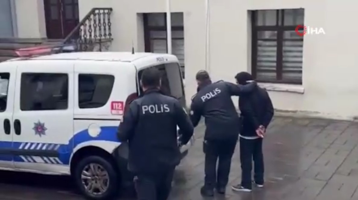 Fatih’te kapkaççı şoku! Hırsızın, tramvay bekleyen kadının telefonunu çalıp kaçtığı anlar kamerada!