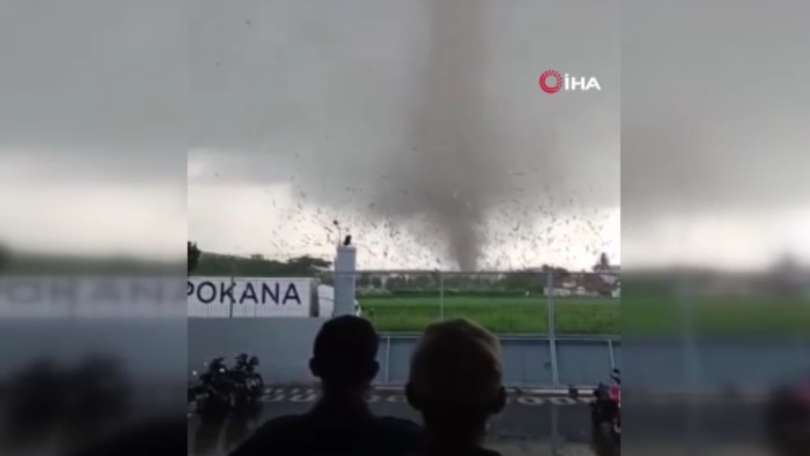 Endonezya’da dev hortum önüne ne kattıysa uçurdu! Onlarca yaralı var!