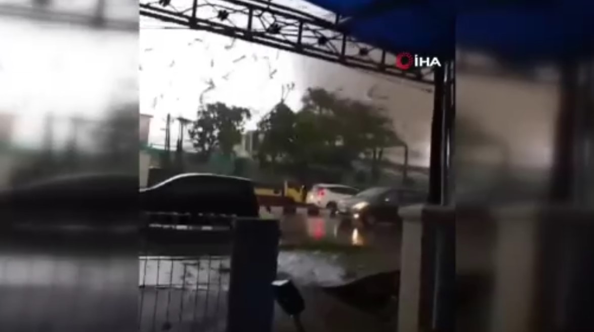 Endonezya’da dev hortum önüne ne kattıysa uçurdu! Onlarca yaralı var!