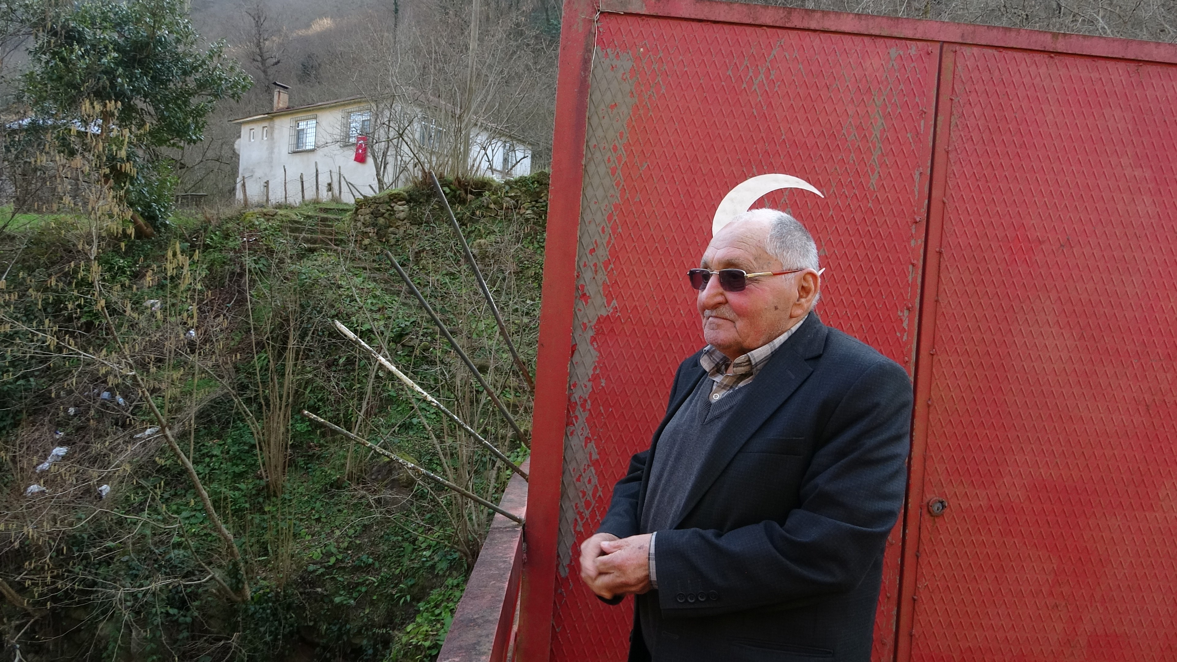 Köprüyü kendi imkanlarıyla yapan şahıs, kimseden destek göremeyince, köprüden kimseyi geçirmedi!