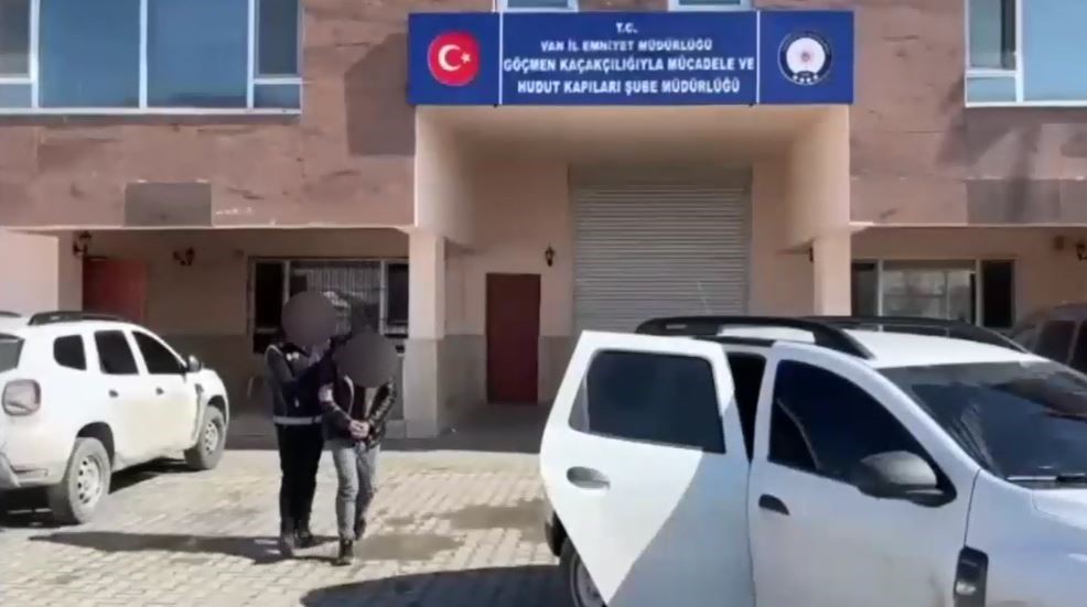 Umut tacirlerinin mağdur ettiği göçmenler, pet shoptan çıktı!