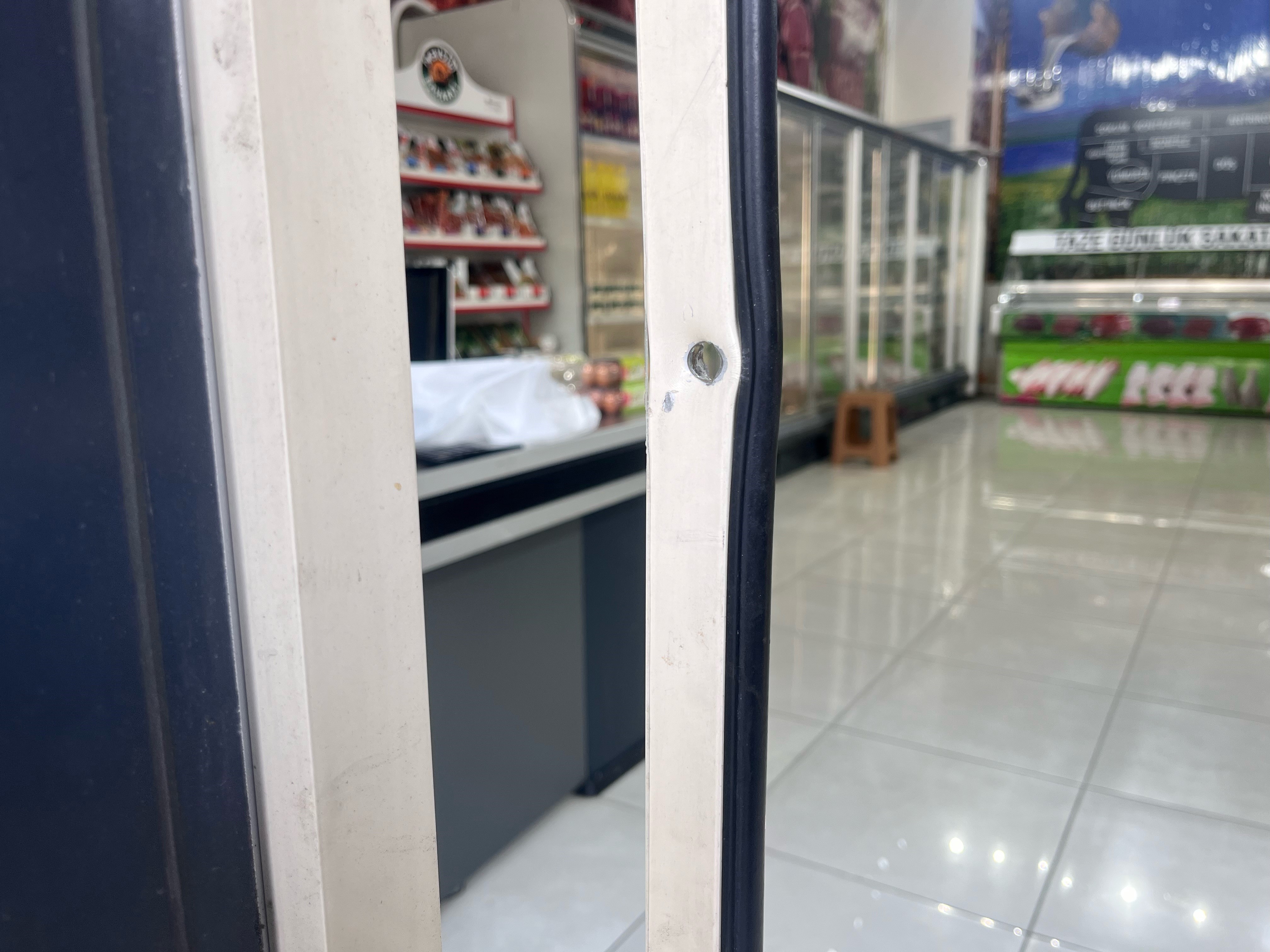 Esenyurt’ta haraç alamayınca kasap dükkanını 2. kez kurşunlandılar! İşte o görüntüler