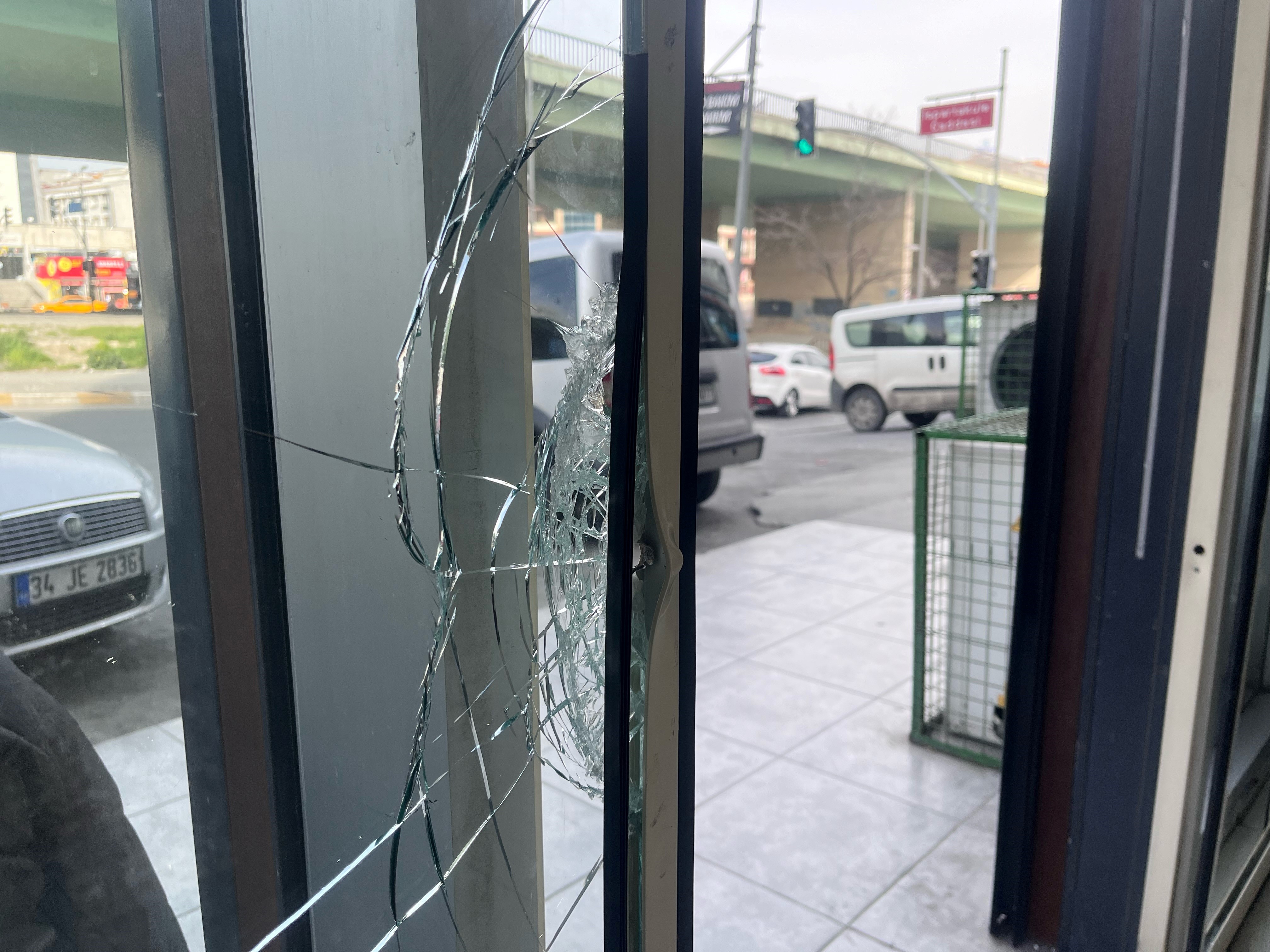 Esenyurt’ta haraç alamayınca kasap dükkanını 2. kez kurşunlandılar! İşte o görüntüler