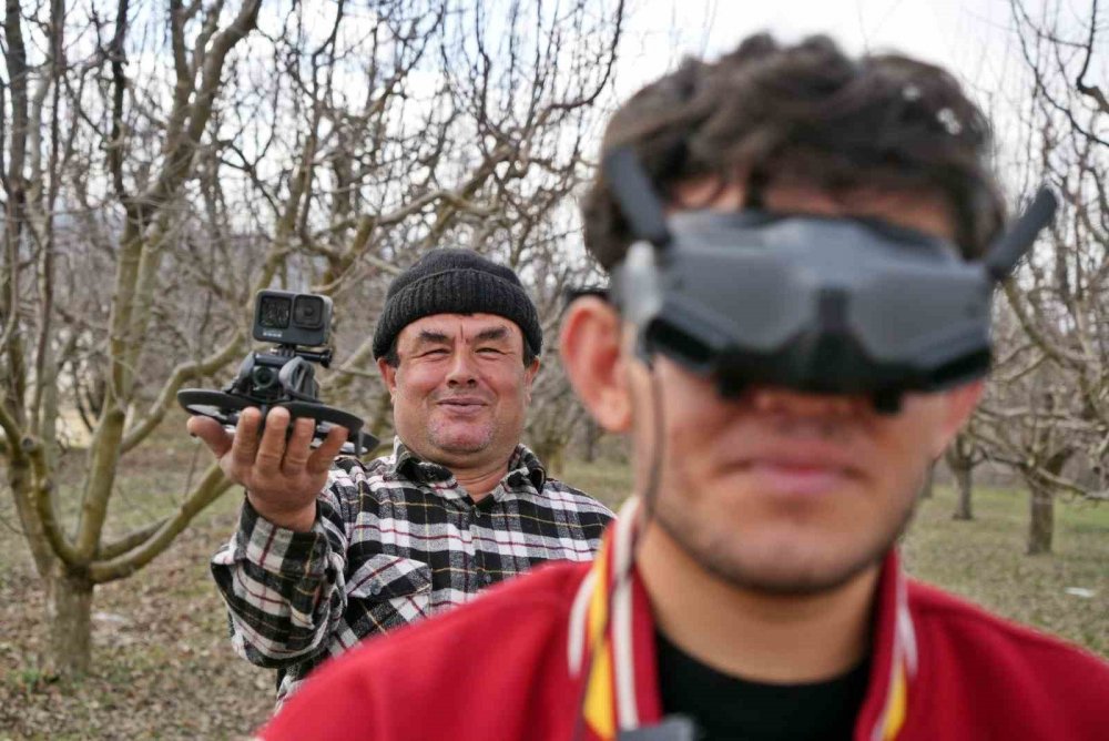 Dron'u tarlada görünce traktörün altına saklanarak kaçmıştı! Günler sonra konuştu: İlaçla virüs yayacak sandım