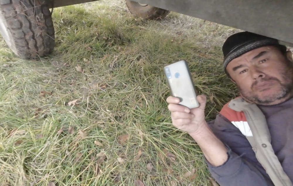 Dron'u tarlada görünce traktörün altına saklanarak kaçmıştı! Günler sonra konuştu: İlaçla virüs yayacak sandım