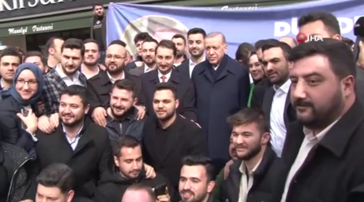 Cumhurbaşkanı Erdoğan'a doğum günü sürprizi! Evinin önünde bekleyen vatandaşlar aracı durdurup pasta kesti