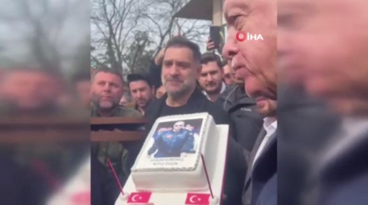 Cumhurbaşkanı Erdoğan'a doğum günü sürprizi! Evinin önünde bekleyen vatandaşlar aracı durdurup pasta kesti