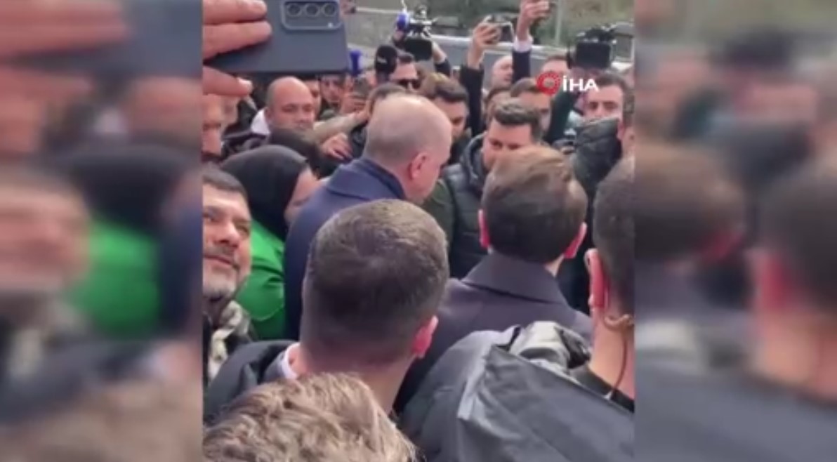 Cumhurbaşkanı Erdoğan'a doğum günü sürprizi! Evinin önünde bekleyen vatandaşlar aracı durdurup pasta kesti