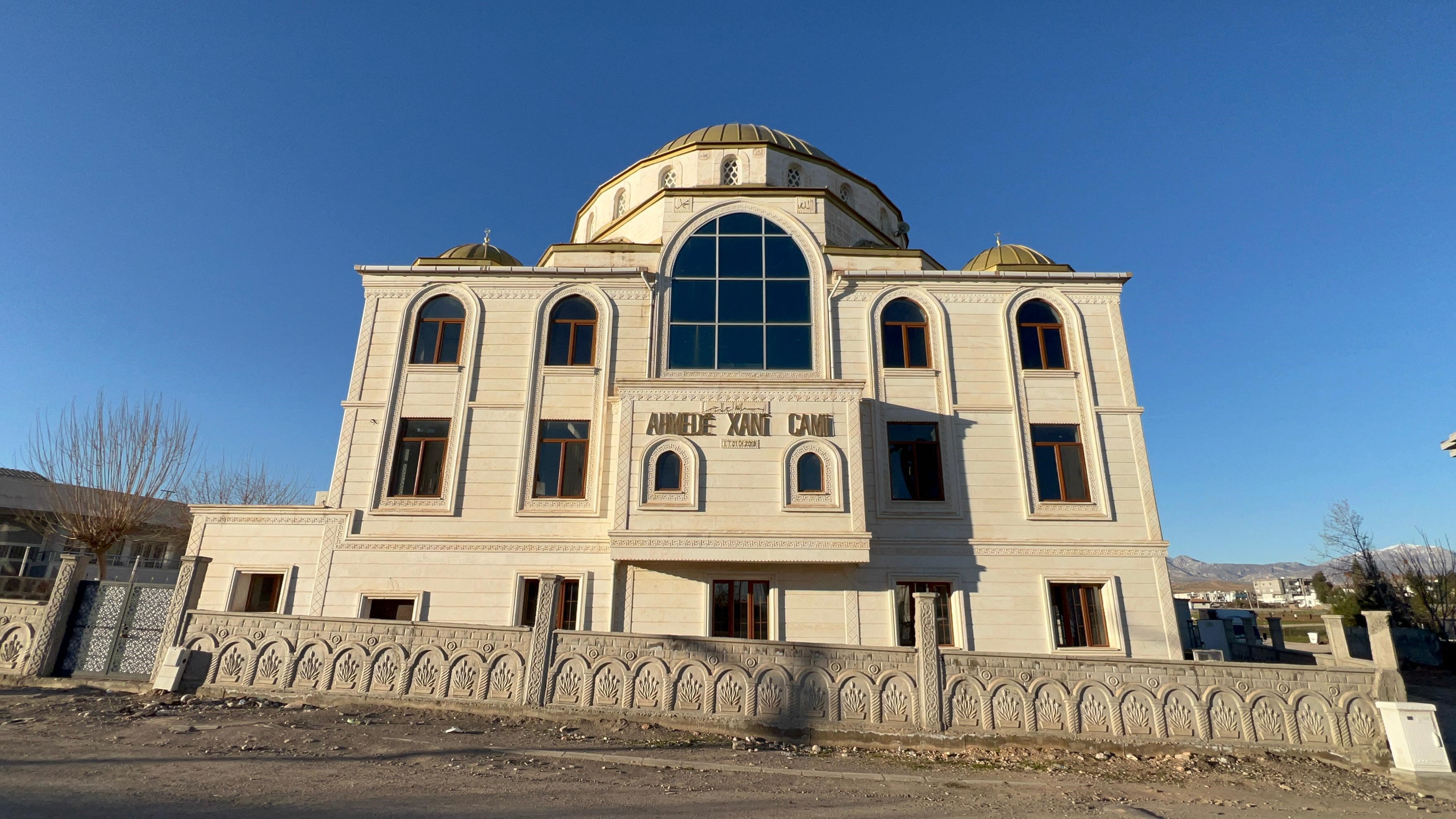 Vicdanları sızlatan görüntü! Yeni doğmuş bebeği, çırılçıplak cami avlusuna bıraktılar!