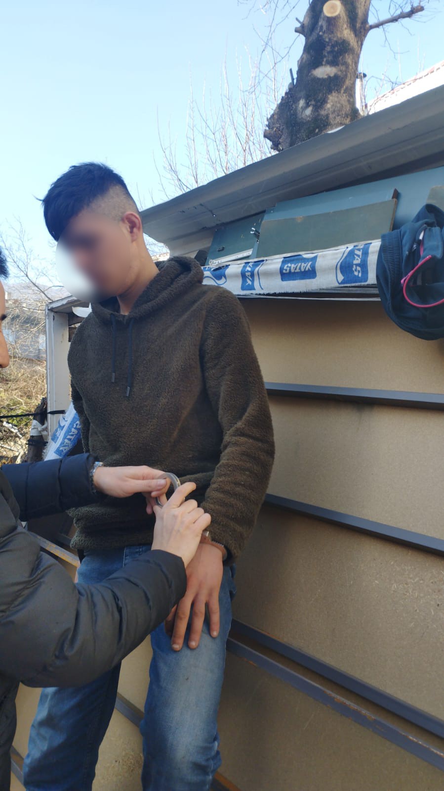 Polisten kaçamayan hırsız maymun gibi ağaca tırmandı! 