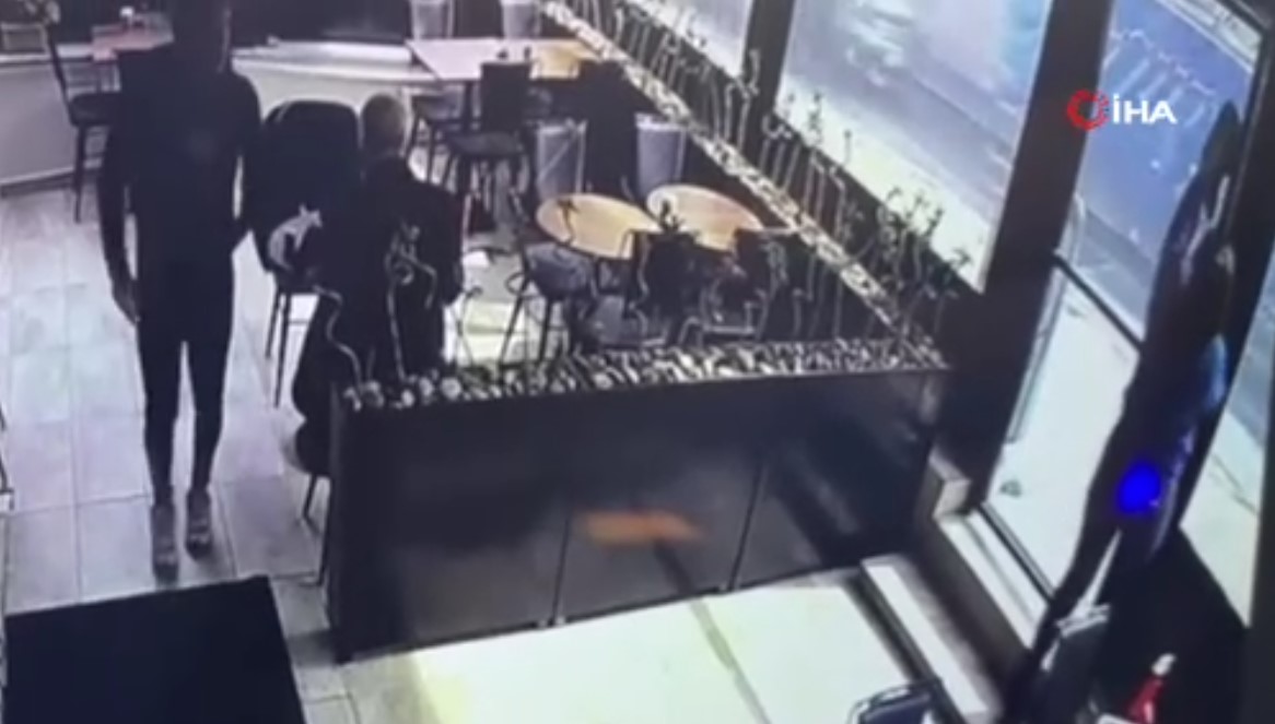 Bir vatandaşın adına düzenledikleri sahte kimlikle tam 14 bin Euro çekmeye çalışırken kıskıvrak yakalandılar!