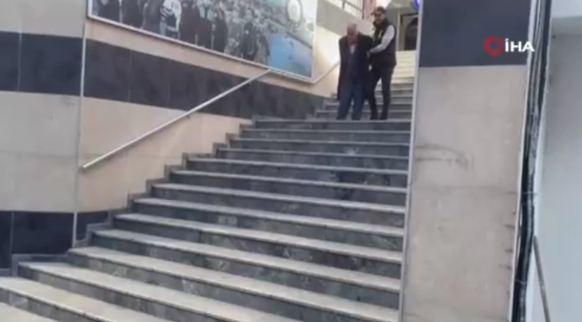 Bir vatandaşın adına düzenledikleri sahte kimlikle tam 14 bin Euro çekmeye çalışırken kıskıvrak yakalandılar!