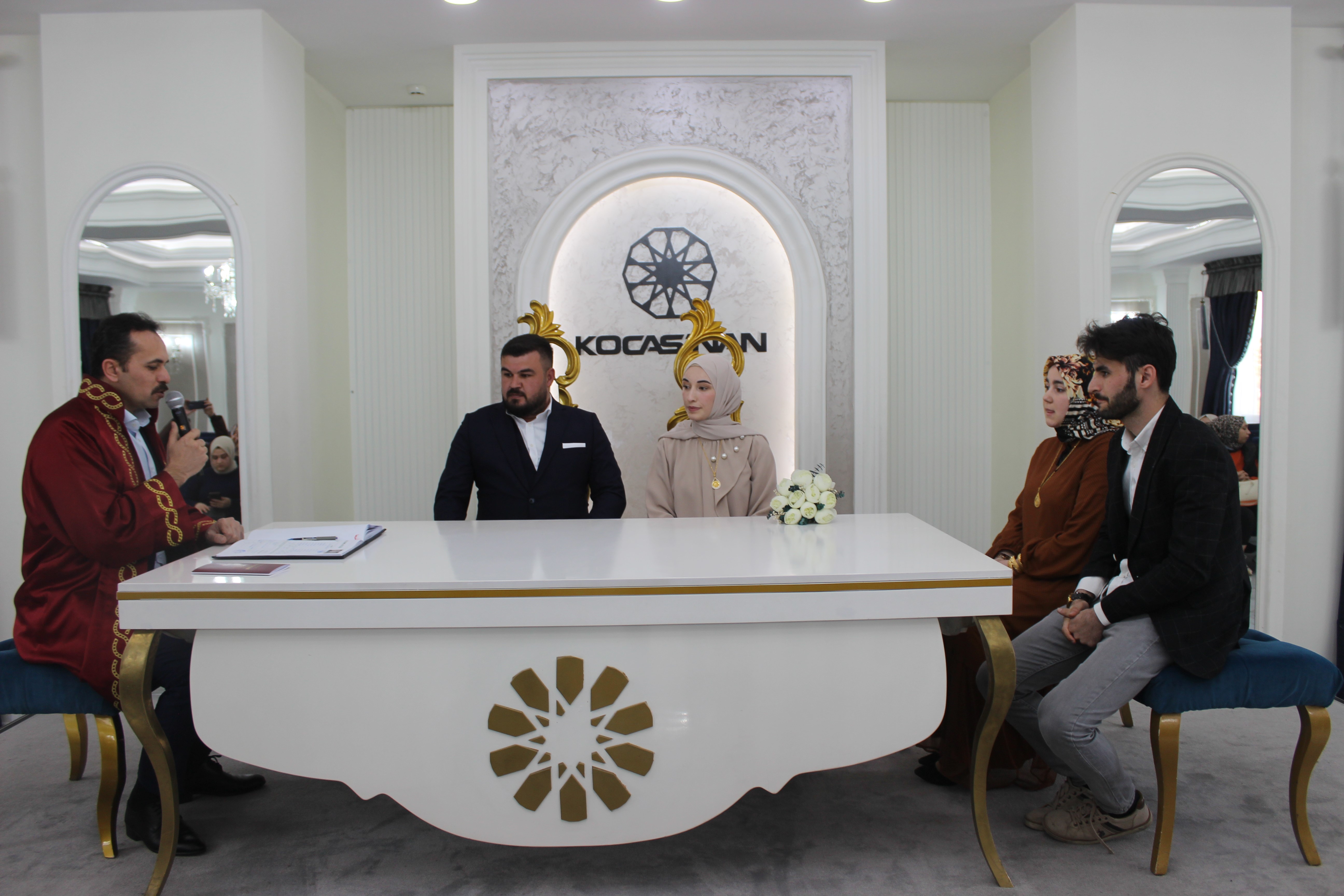 Malesef bu çiftler evlilik yıl dönümünü kutlamak için 4 yıl bekleyecek!