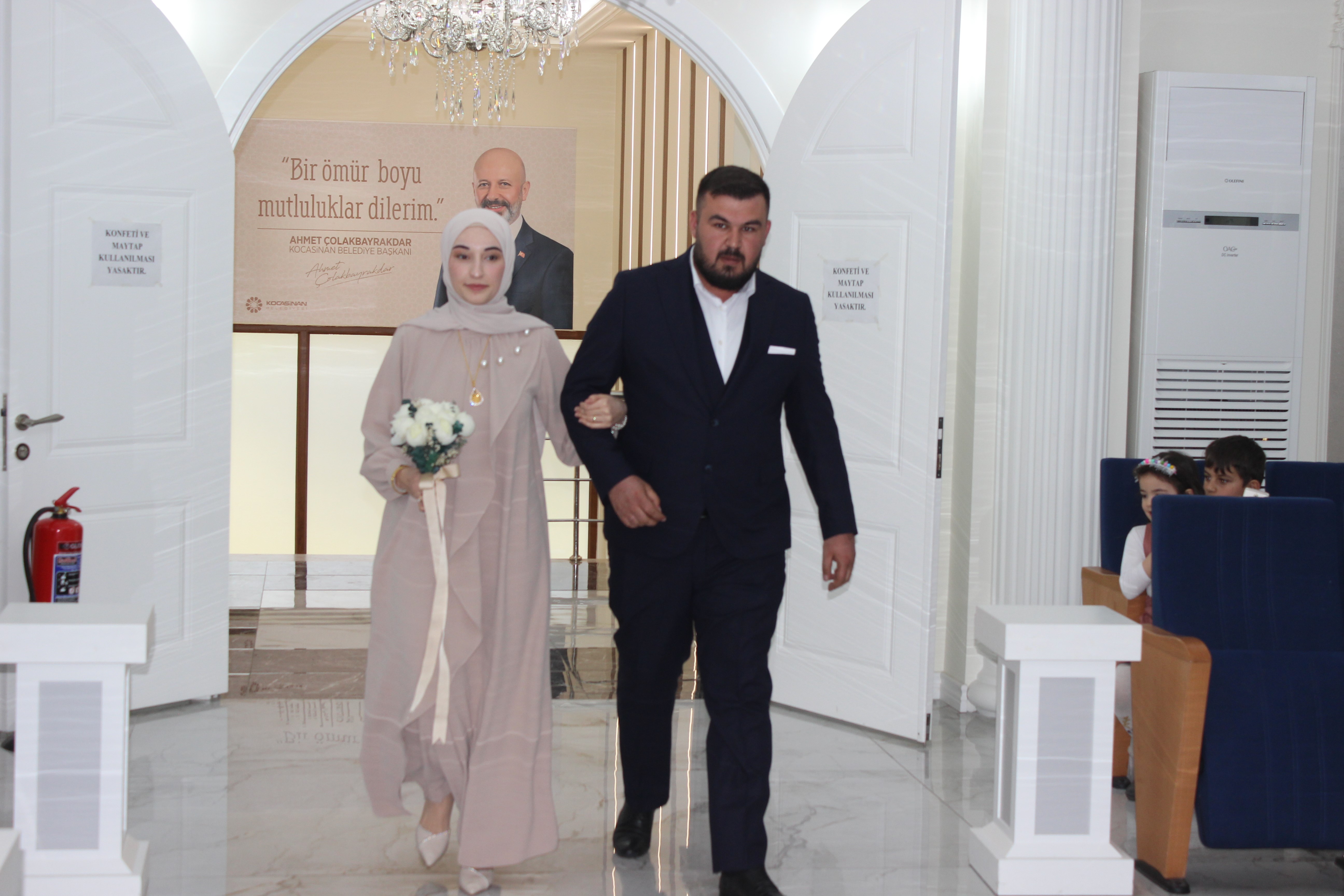 Malesef bu çiftler evlilik yıl dönümünü kutlamak için 4 yıl bekleyecek!