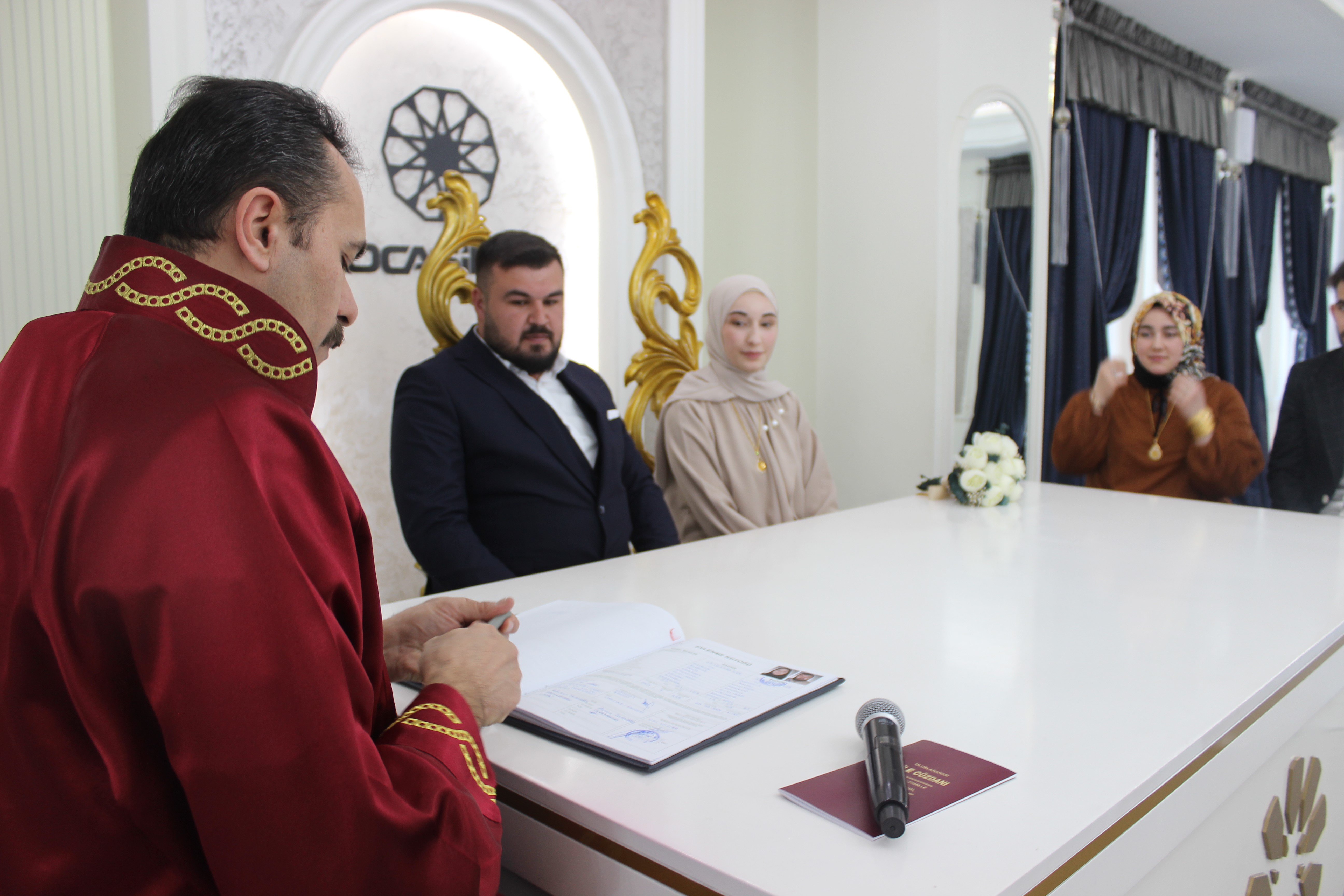 Malesef bu çiftler evlilik yıl dönümünü kutlamak için 4 yıl bekleyecek!