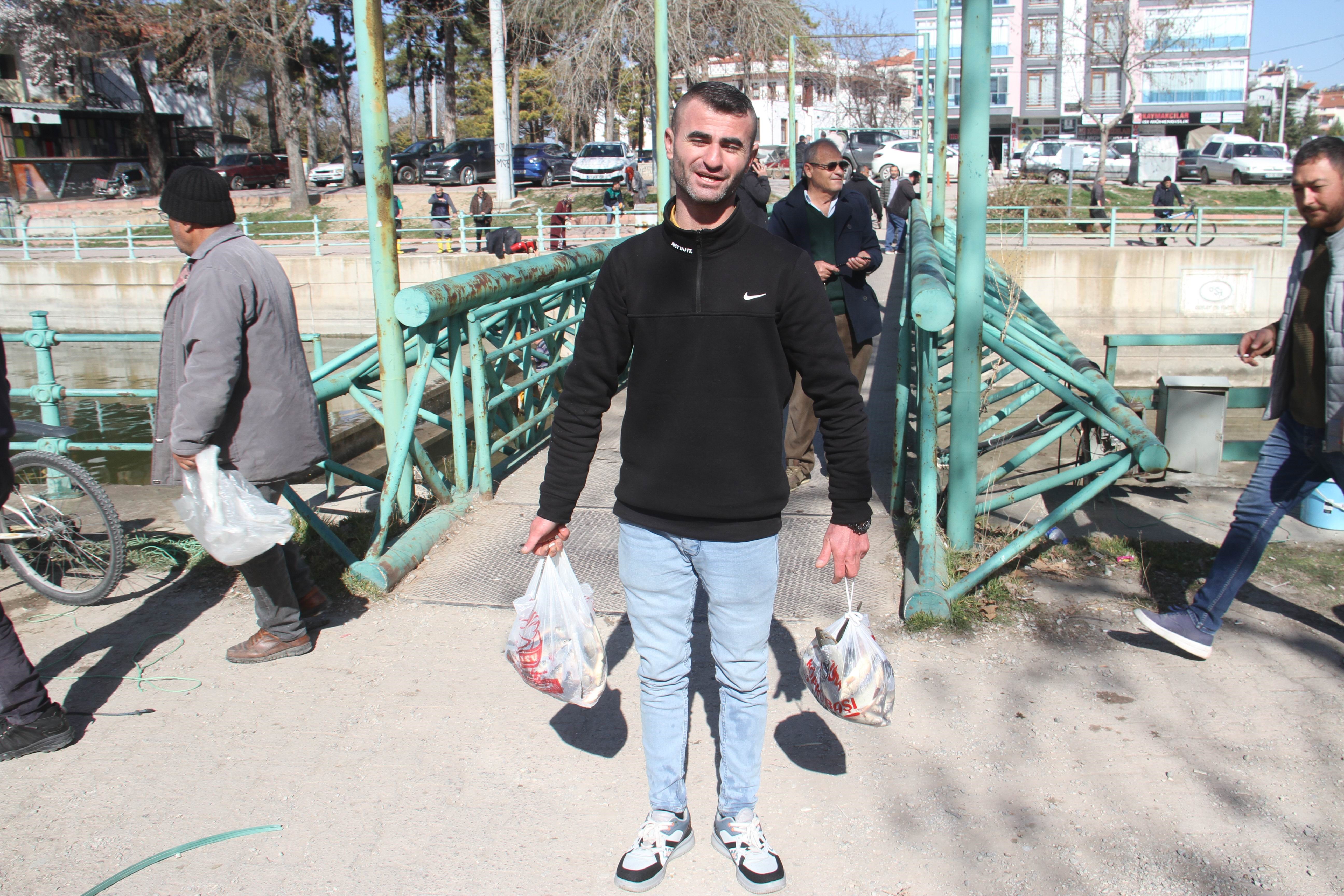 Konya’da ilginç görüntüler! Kanala düşen balıkları toplamak için vatandaşlar suya atladı!