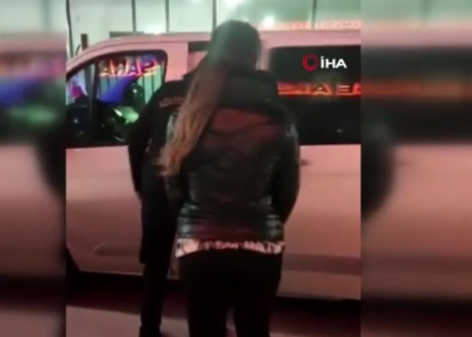 'Bu nasıl kadın' dedirten olay! Takside taşkınlık yapan kadın önce şoföre sonra polislere saldırdı!