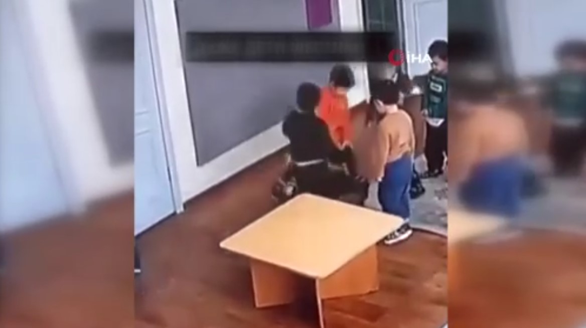 Kreşte akıl almaz olay! Yaşıtı tarafından dakikalarca darp edilen çocuk, beyin sarsıntısı geçirdi!