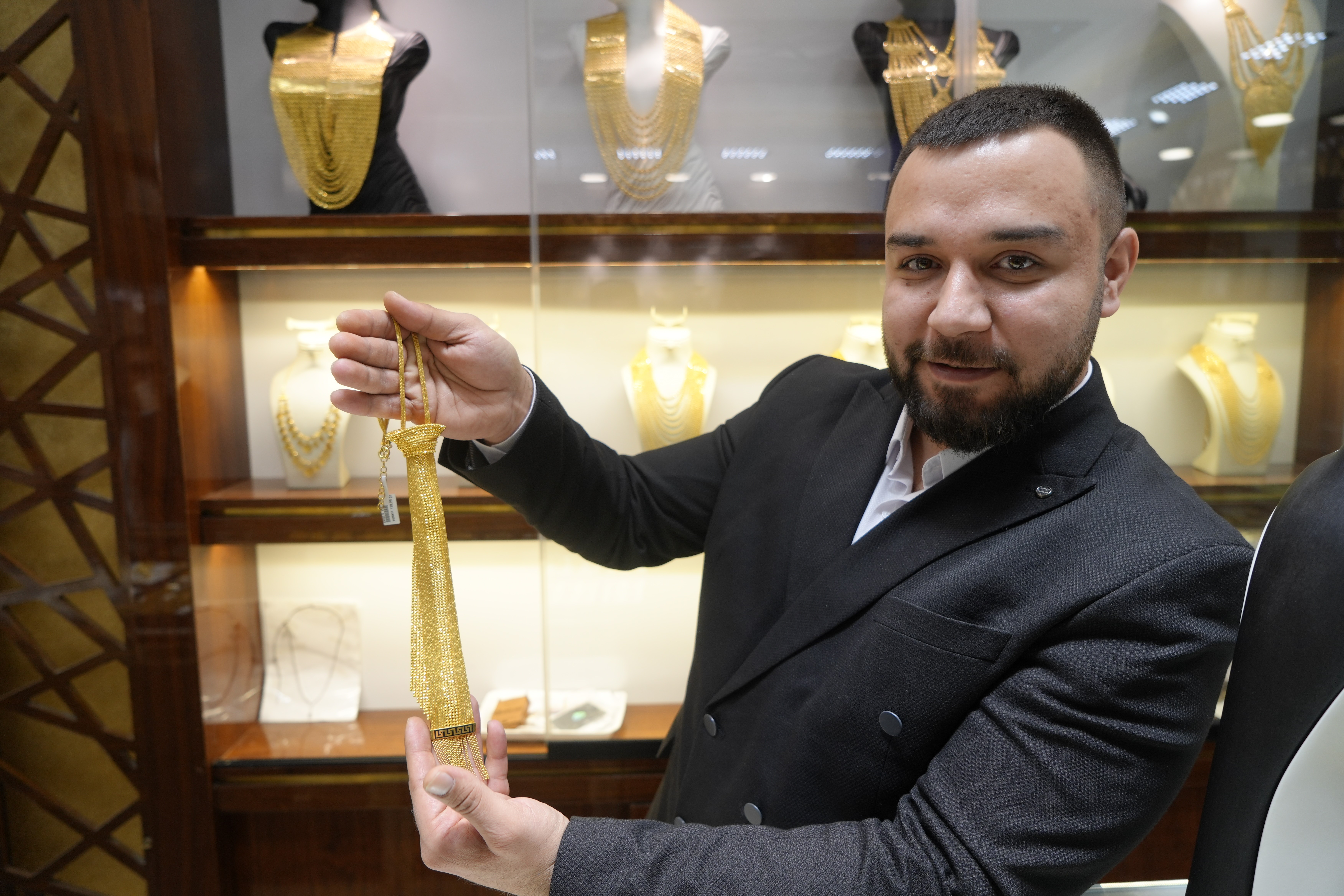 Gaziantep’te kuyumcuların yeni trendi Altın kravat vitrinlerde yerini aldı