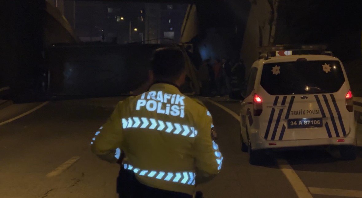 Kağıthane’de kamyon faciası! Damperi açılan kamyon dehşet saçtı! 
