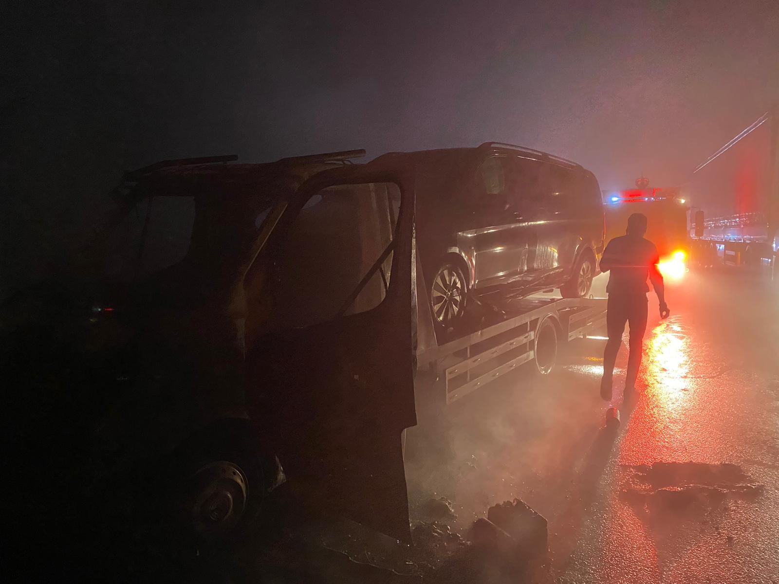 Büyük Birlik Partisi Genel Başkanı Mustafa Destici’nin kaza yaptığı makam aracını taşıyan çekici cayır cayır yandı!