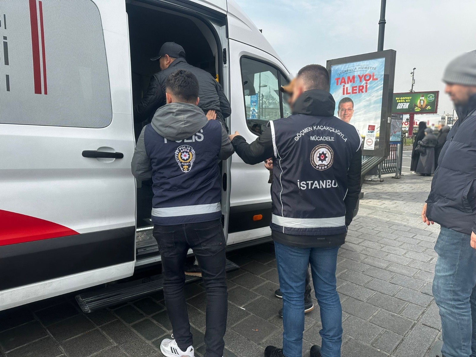 İstanbul polisi başlattığı göçmen kaçakçılığı çalışmalarında, 545 düzensiz göçmen yakaladı!