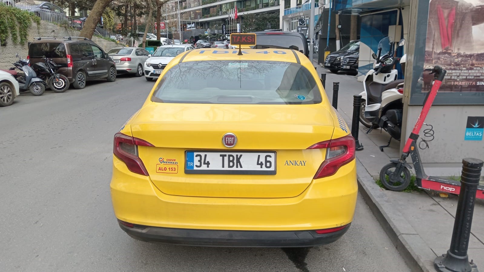 Taksimetreyi açmayan şoför, onu uyaran gençleri otobanın ortasında indirmeye kalktı!