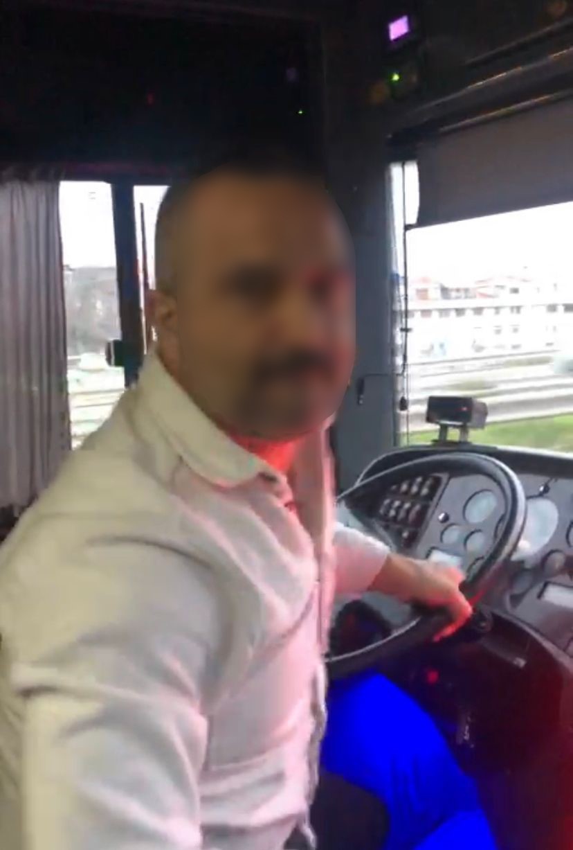 İETT'de ‘durağa girmedin’ kavgası! Şoförün direksiyonu bırakıp kadın öğretmene vurduğu anlar kamerada!