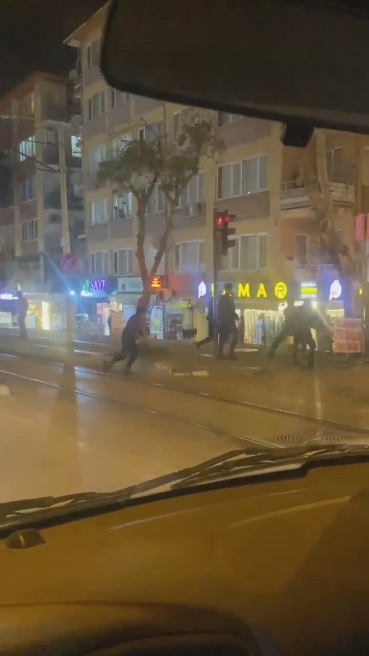 Bursa’da kıran kırana kavga! Çıkan kavga sokağa taştı, tekmeler ve yumruklar havada uçuştu!