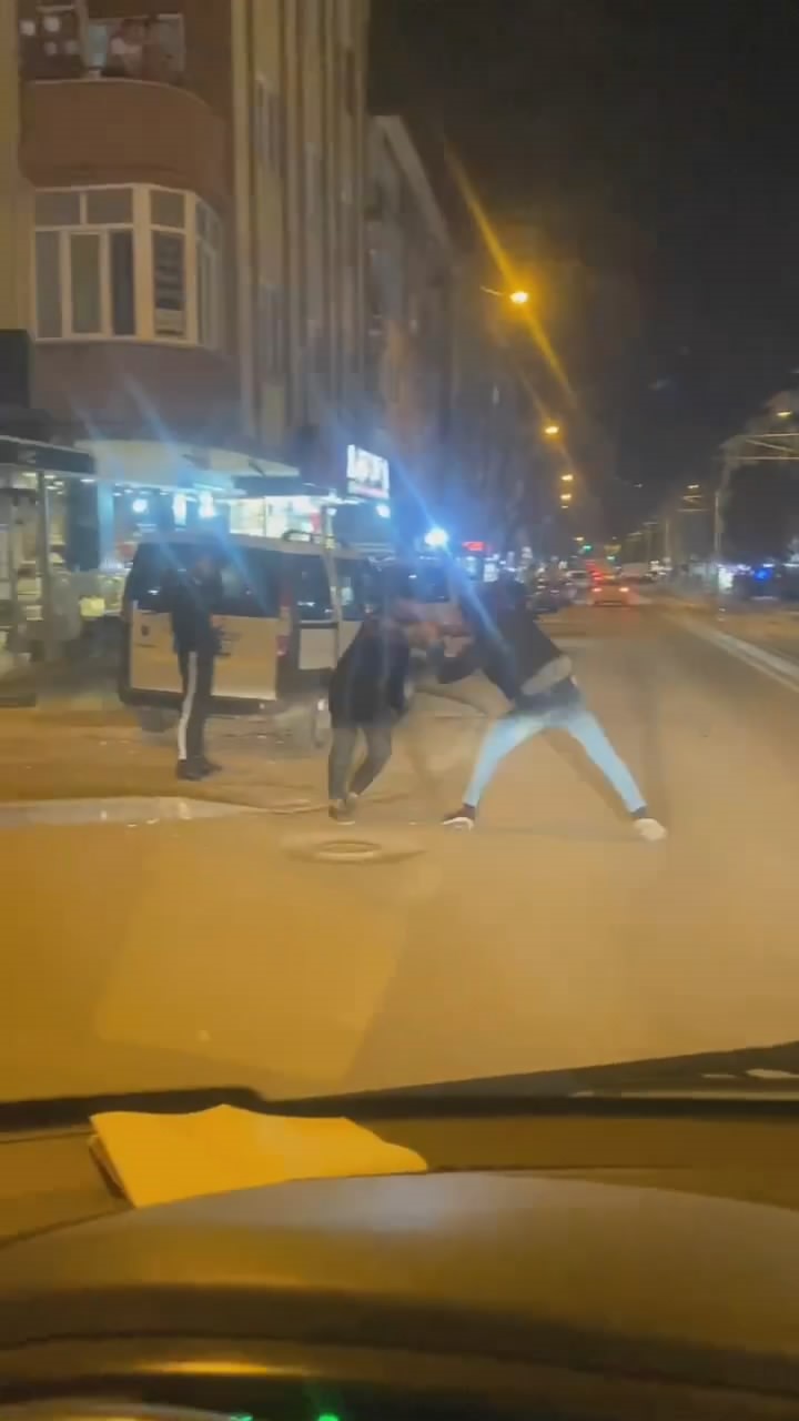Bursa’da kıran kırana kavga! Çıkan kavga sokağa taştı, tekmeler ve yumruklar havada uçuştu!
