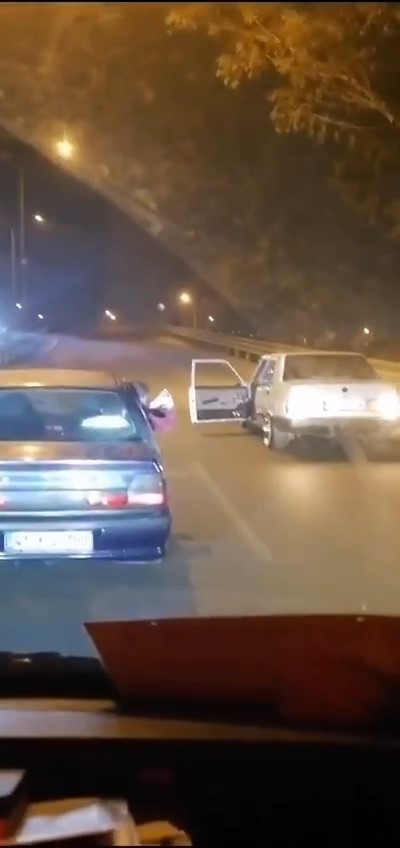 Sosyal medya çılgınlığına bir yenisi daha eklendi! Trafiğin ortasında iki otomobilin yaptıkları 'pes' dedirtti!