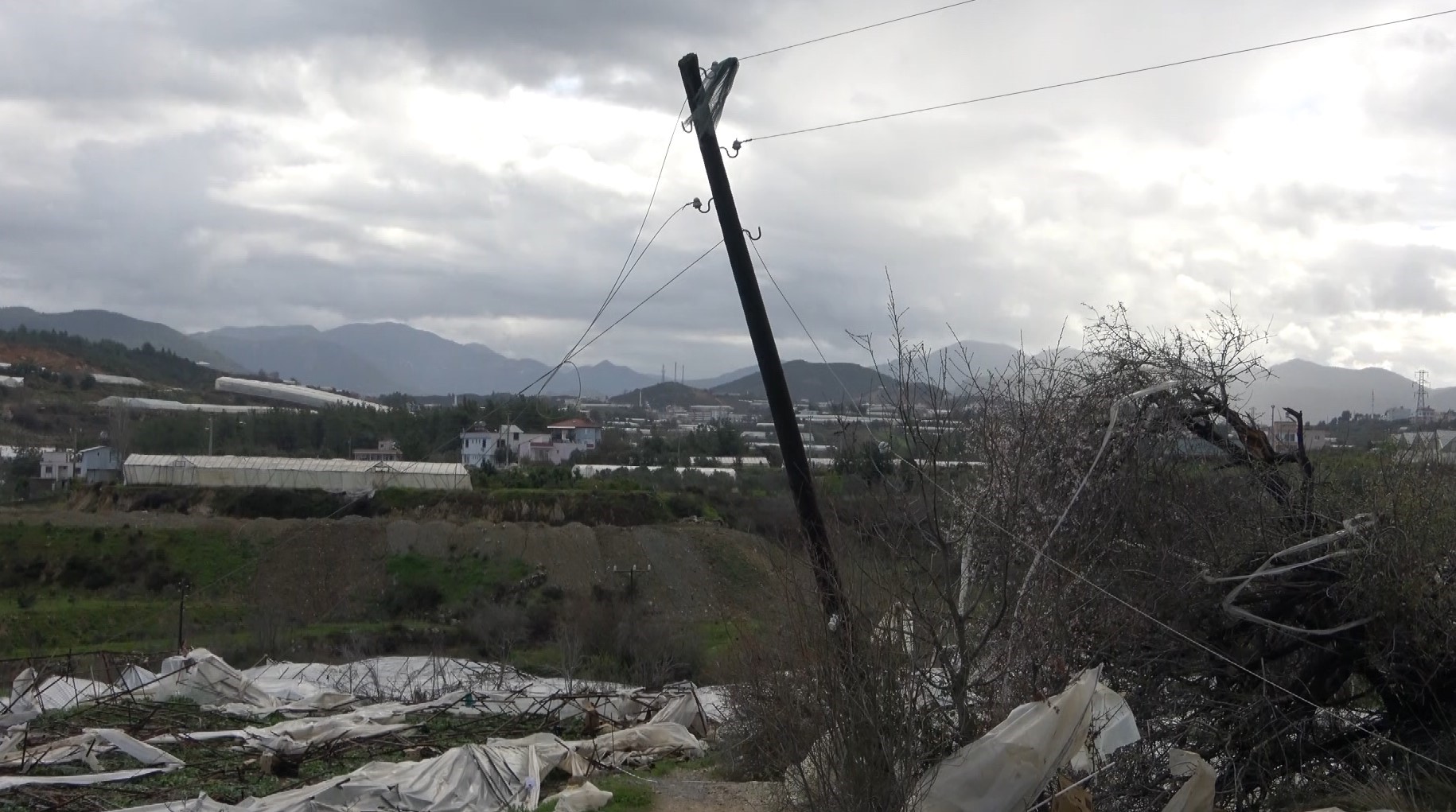 Antalya’nın Alanya ilçesinde çıkan hortum ve ardından gelen fırtına sera bahçelerini yerle bir etti. 