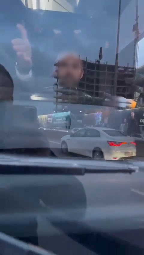Kadıköy'de trafikte gergin anlar! Kaza yapan İETT şoförü otobüsü sürücünün üzerine sürdü!