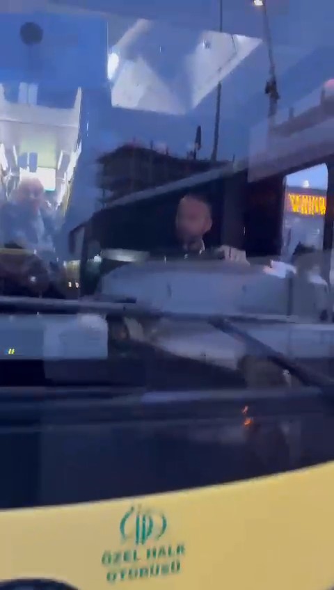 Kadıköy'de trafikte gergin anlar! Kaza yapan İETT şoförü otobüsü sürücünün üzerine sürdü!