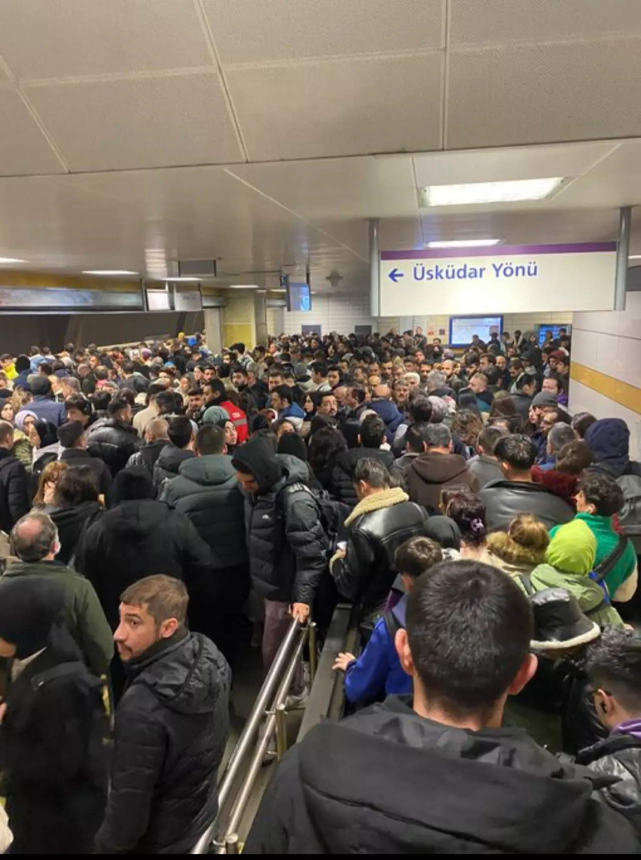 İstanbullular sabah sabah kabusu yaşadı! Üsküdar - Çekmeköy metro hattı arızalanınca binlerce kişi mağdur oldu!