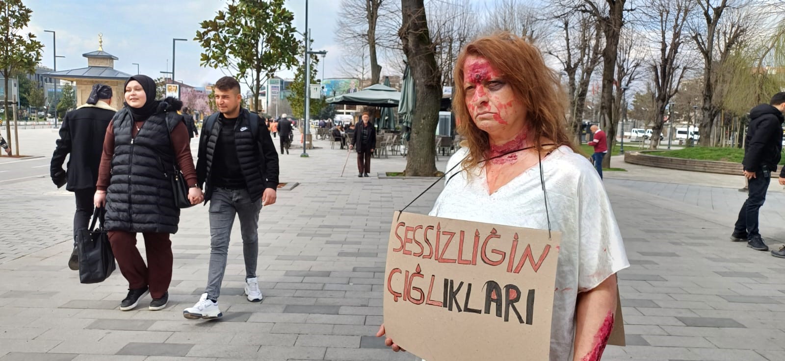 Kadınlar gününde öyle bir şey yaptı ki! Bakan bir daha baktı!