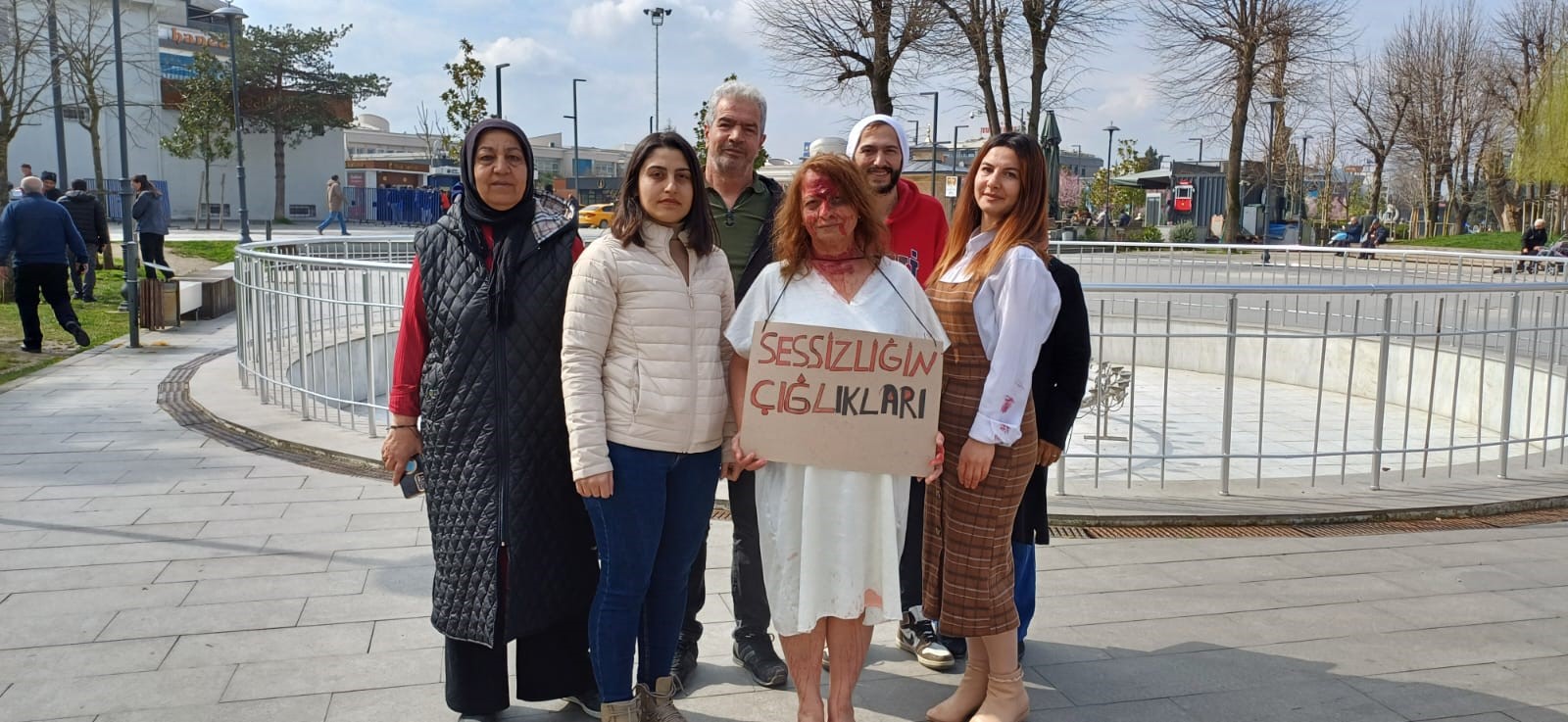 Kadınlar gününde öyle bir şey yaptı ki! Bakan bir daha baktı!