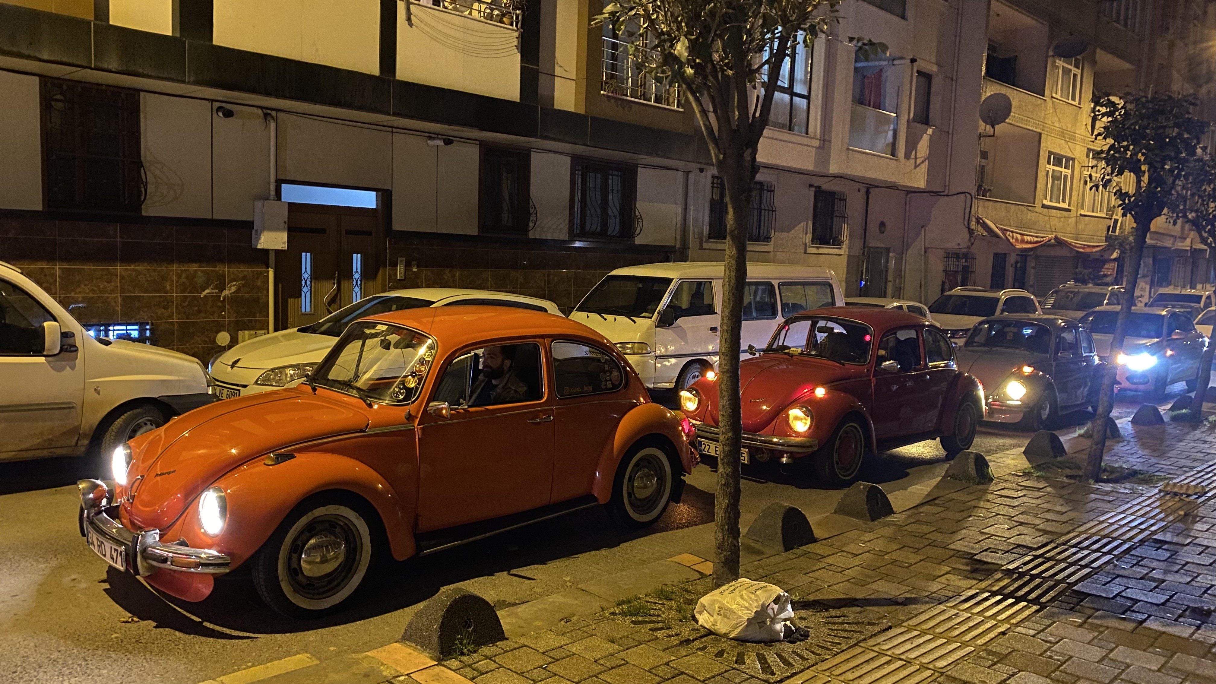 Bu da yeni nesil 'vosvoslu' Ramazan davulcuları! Sahura uyandırdıkları vatandaşların ilgi odağı oldular!