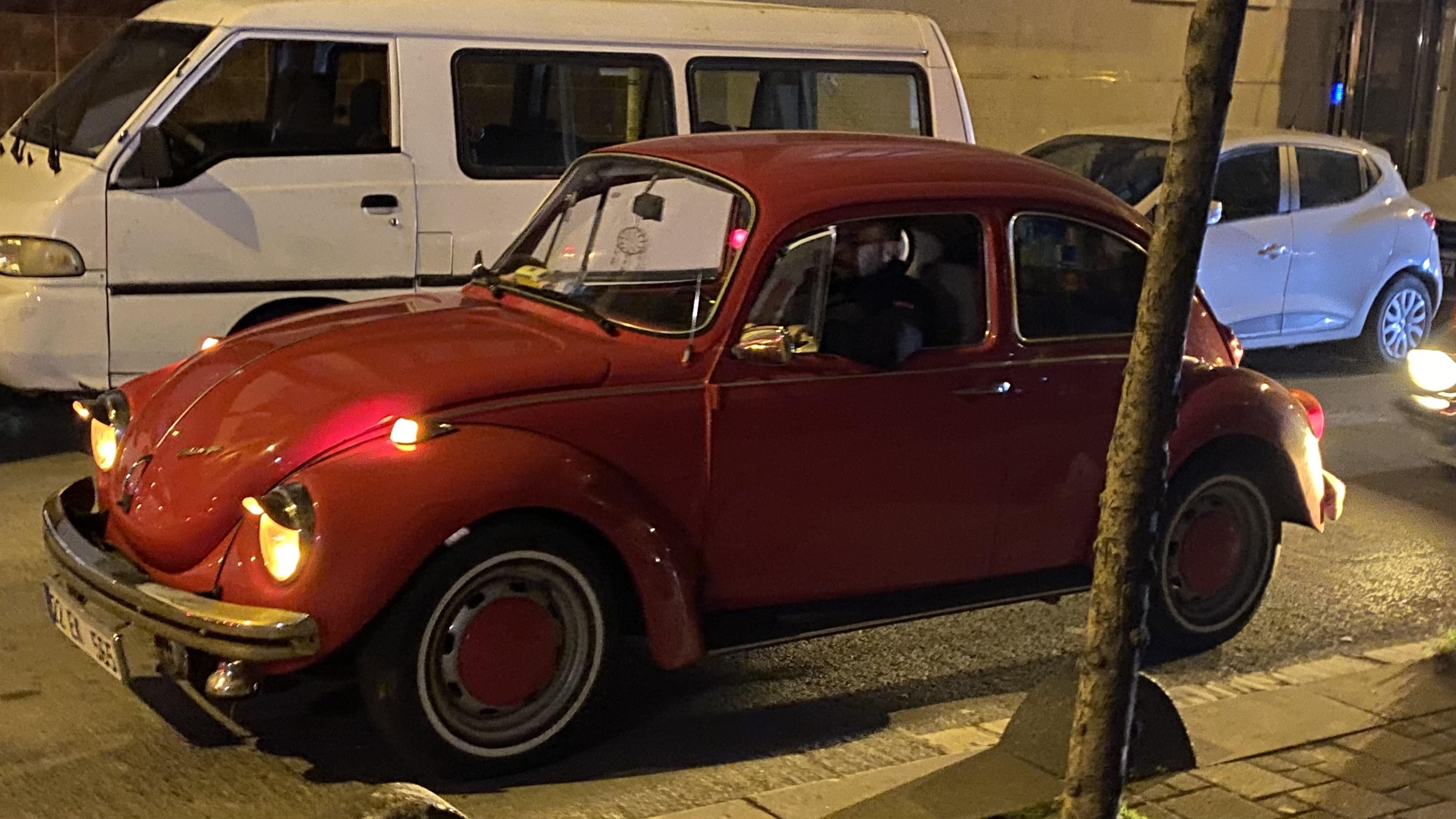 Bu da yeni nesil 'vosvoslu' Ramazan davulcuları! Sahura uyandırdıkları vatandaşların ilgi odağı oldular!