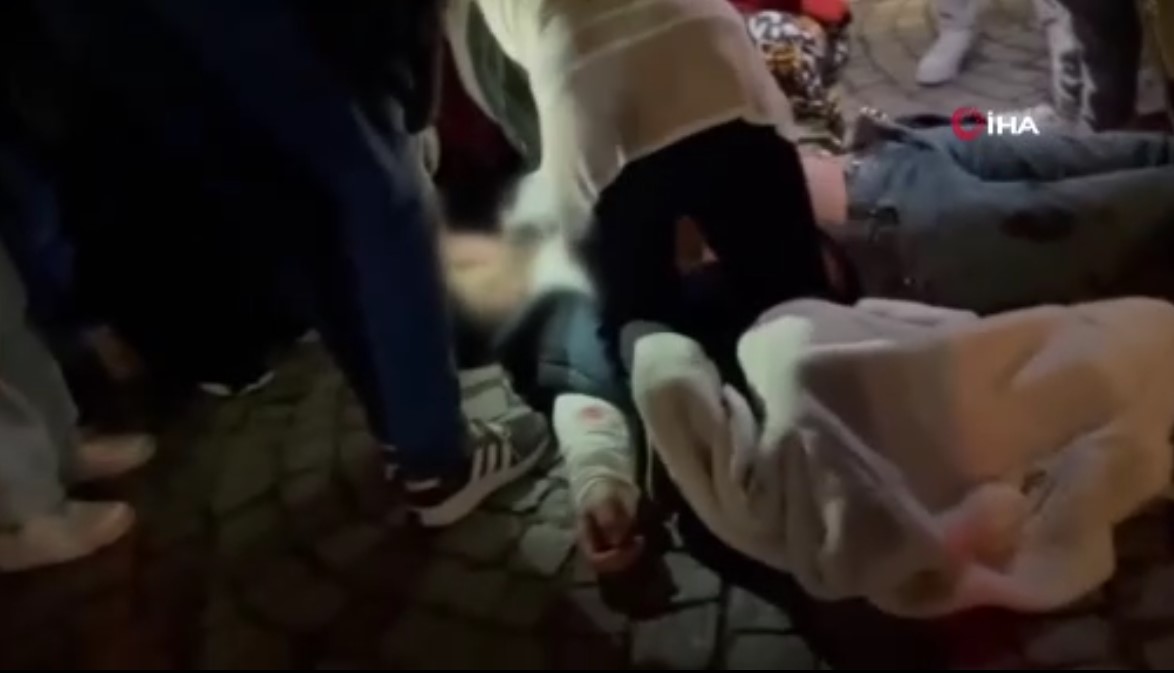 İstanbul Beylikdüzü’nde olaylı gece! İçinde 4 kişinin bulunduğu araç kurşun yağmuruna tutuldu!