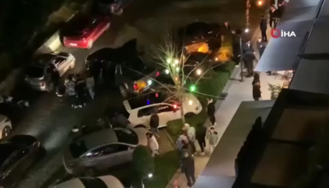 İstanbul Beylikdüzü’nde olaylı gece! İçinde 4 kişinin bulunduğu araç kurşun yağmuruna tutuldu!
