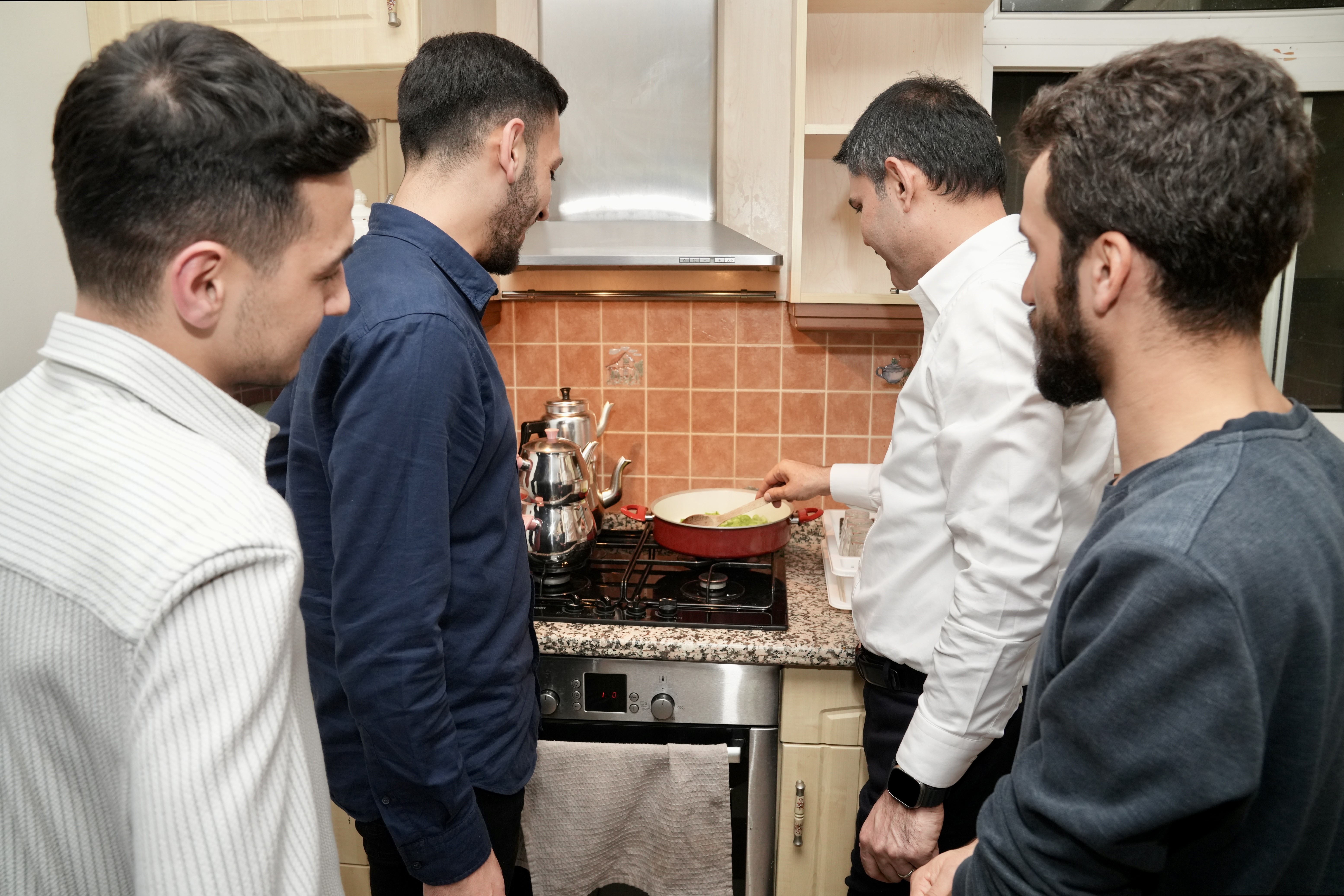 İstanbul Büyükşehir Belediye Başkan Adayı Murat Kurum öğrenci evinde sahur sofrasına oturdu