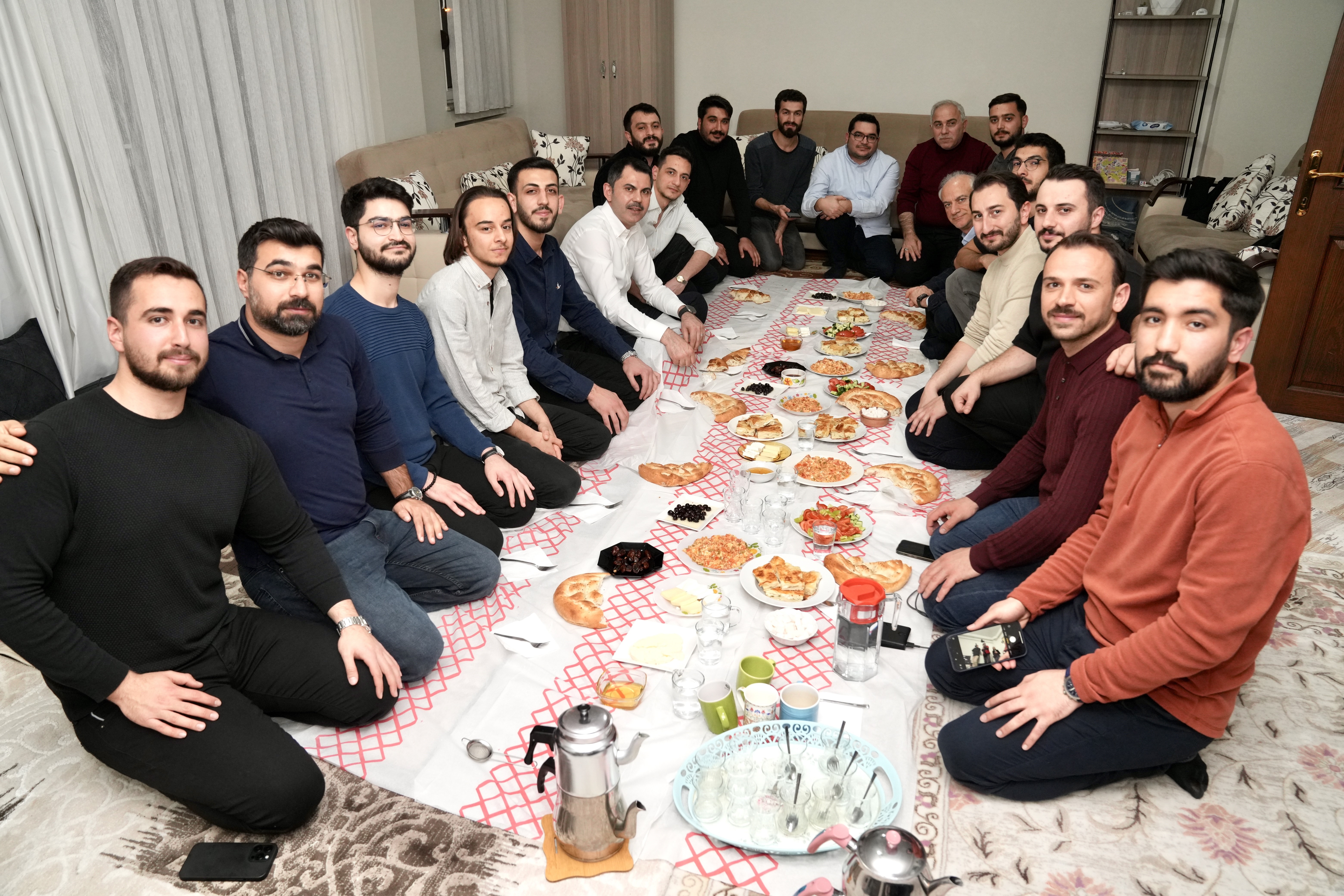 İstanbul Büyükşehir Belediye Başkan Adayı Murat Kurum öğrenci evinde sahur sofrasına oturdu
