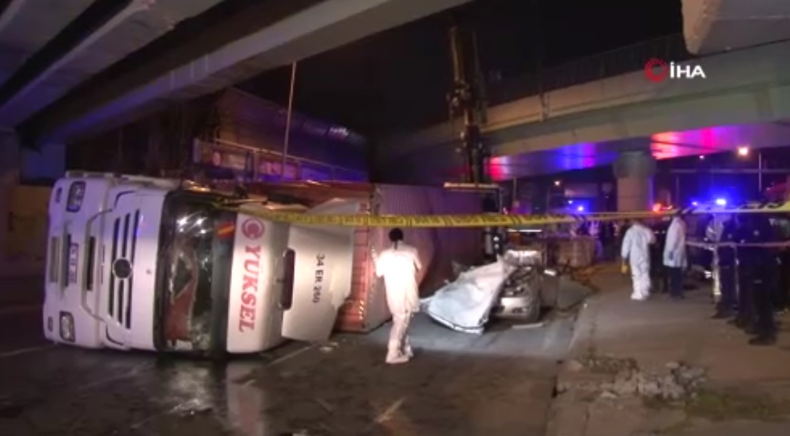 Bakırköy'deki feci tır kazasında yeni detaylar ortaya çıktı! 2019 tarihinde yine aynı köprünün altında sıkışarak yan yatmış!
